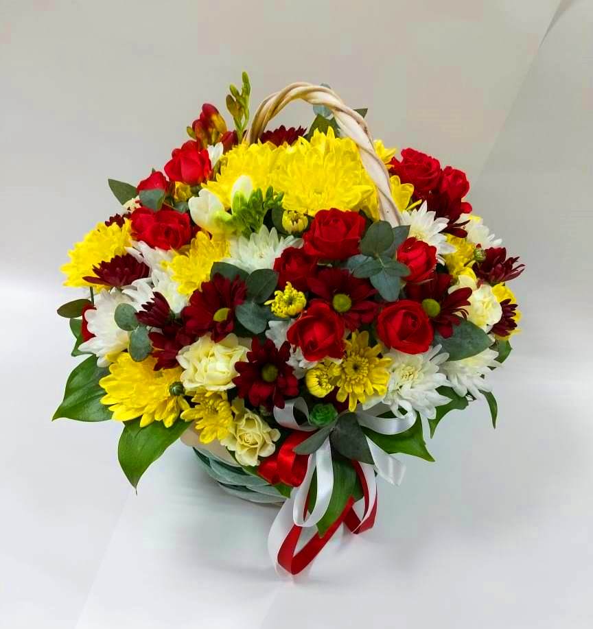 Цветочная композиция из Хризантемы и Розы в корзине в Алачково