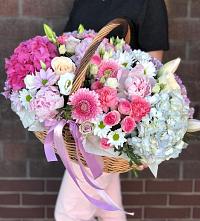 Цветочная композиция из Розы, Хризантемы, Пионы и Лизиантусы в корзине в Алачково