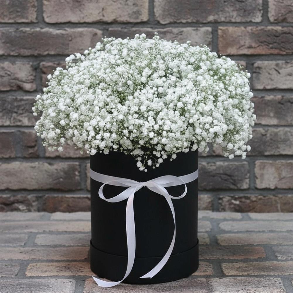 Цветочная композиция из Гипсофила в шляпной коробке в Алачково