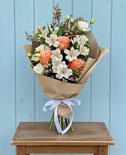 Букет цветов из:  Альстромерии, Лизиантусы, Розы и Хризантемы в Алачково
