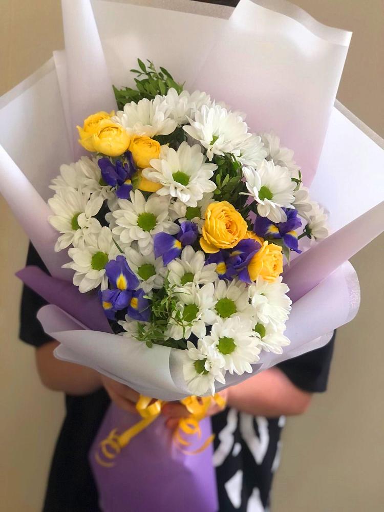 Букет цветов из: Ирисы, Хризантемы и Розы в Алачково