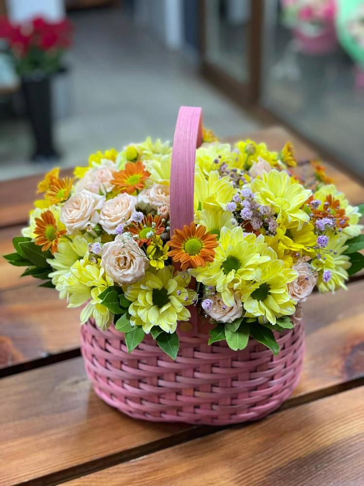 Цветочная композиция из Хризантемы и Розы в корзине в Алачково
