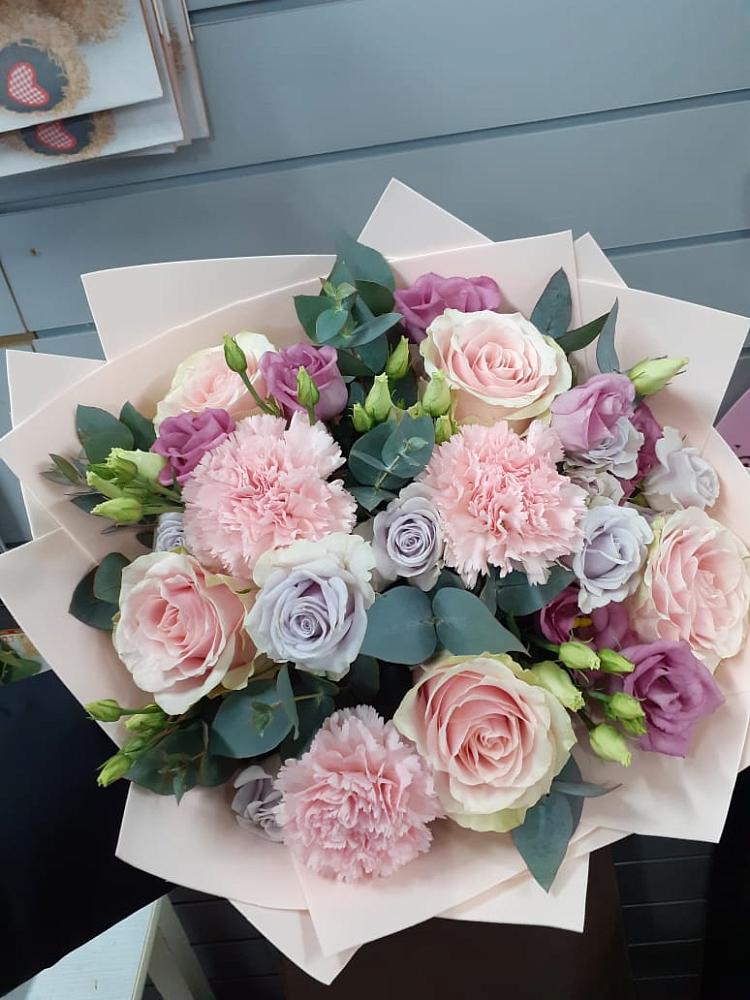 Букет цветов из: Розы, Гвоздики и Лизиантусы в Алачково